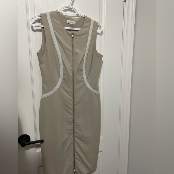 Sleeveless Tan dress with White detailing. Size 4 - Picture 3 of 4